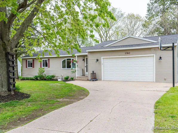 1780 Woodrun Dr SE, Lowell, MI 49331