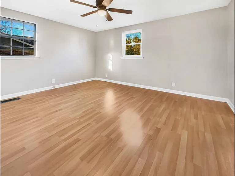 433 Rockwood Dr — Photo 10