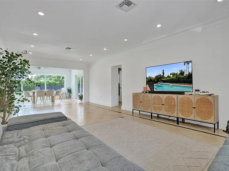 2025 Alamanda Dr — Photo 18