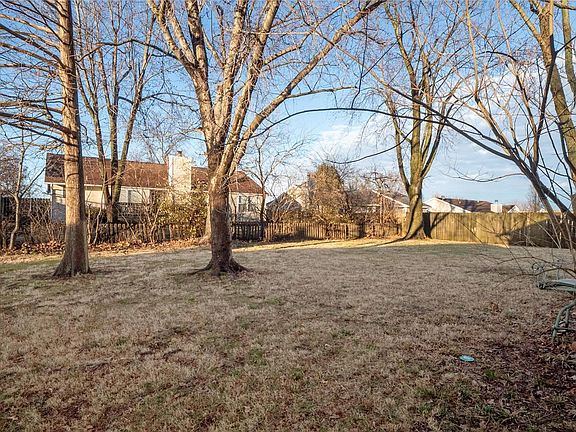 4th image of 906 W Woolwick Ct