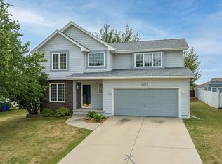 1211 Waldenwood Ln NE, Cedar Rapids, IA 52402