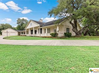108 Memorial Dr, Moulton, TX 77975