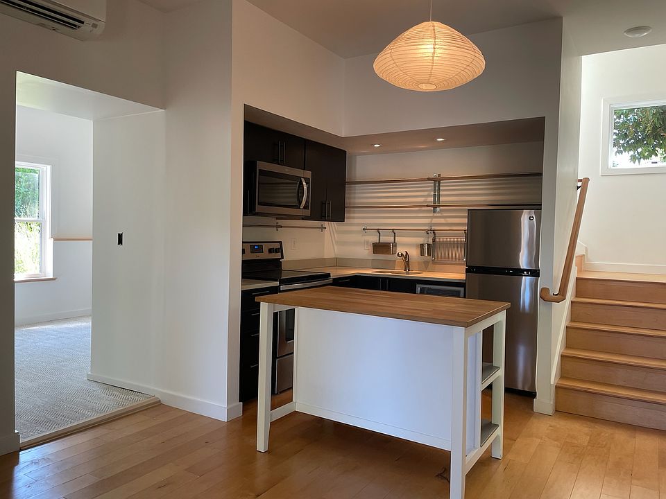 Kitchen/Dining Room. Tall ceilings and solid maple wood floors.