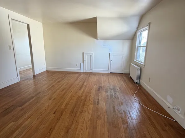 24 Beacon Cir Floor 2, Cranston, RI 02910