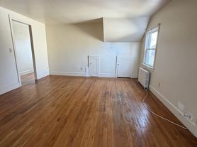 24 Beacon Cir, Cranston, RI