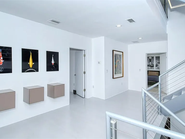 213 N Washington Dr — Photo 59