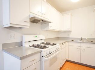 Very Spacious Studio w/Fireplace, Washer & Dryer, DW + Patio!, Portland, OR 97210