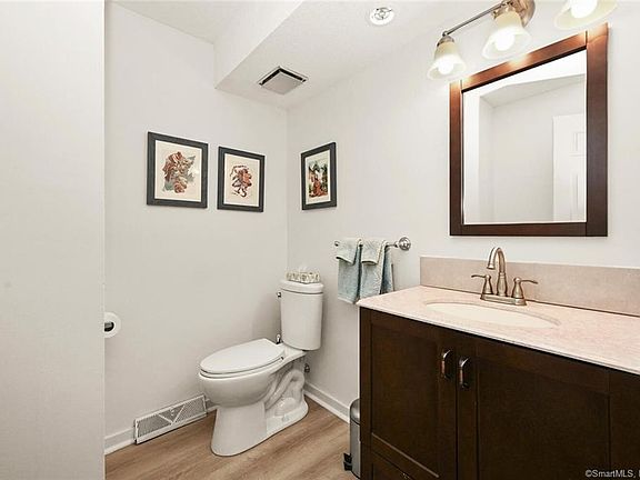 4th image of 11 Boxwood Ct