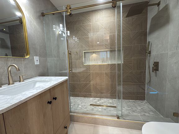 2nd image of 114 S Emerald Pl