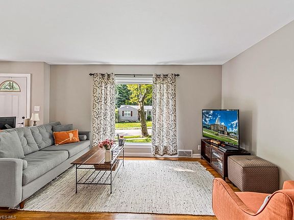 5th image of 245 Harcourt Dr