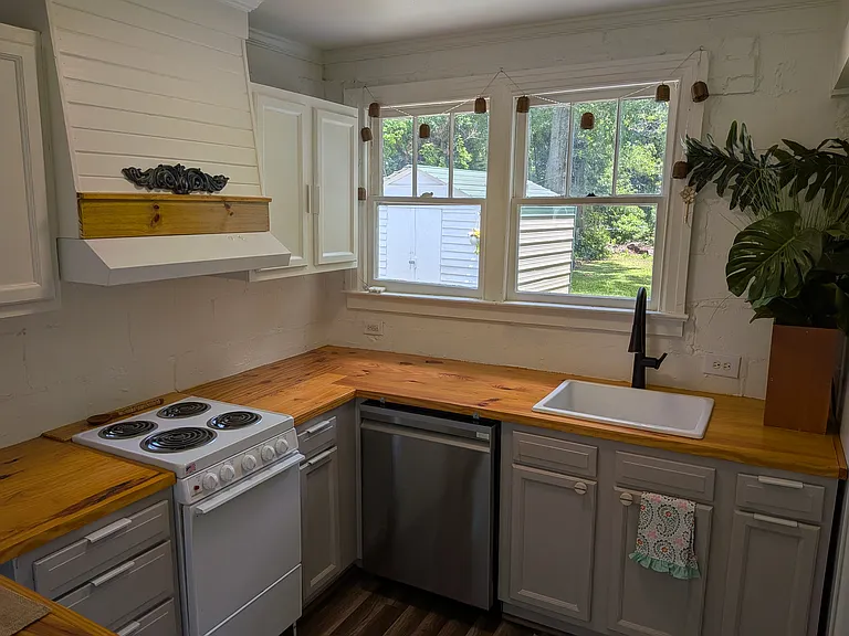 958 Montgomery St — Photo 13