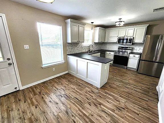 3 bed, 2.5 bath, 1880 sqft, $3,400 — Photo 2