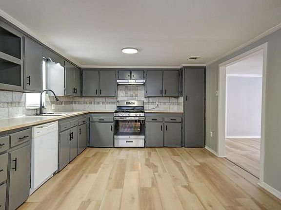 4th image of 2708 Rose St