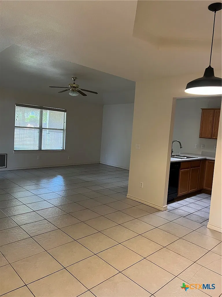 3 bed, 2.0 bath, 1369 sqft, $1,450 — Photo 4