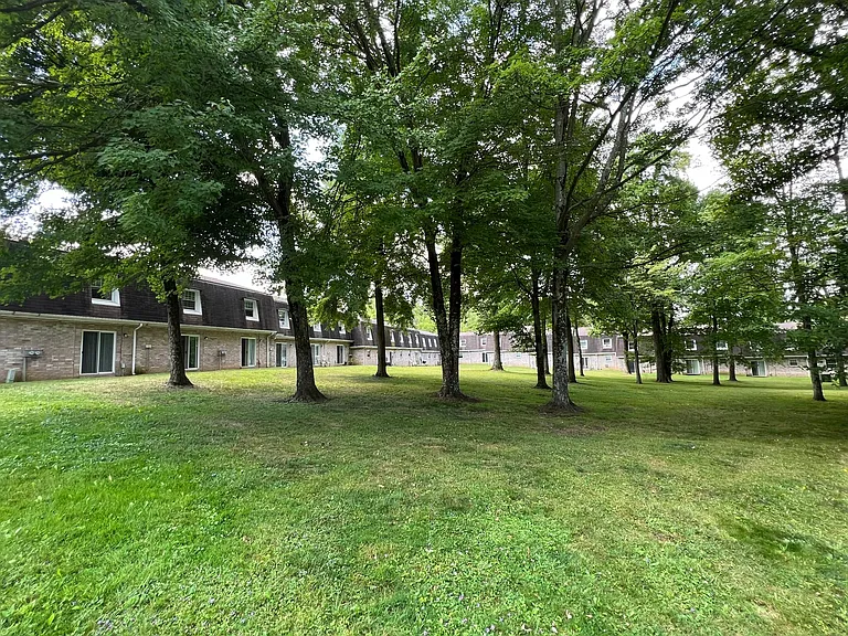 227 W Cooper St — Photo 17