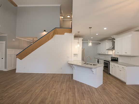 3rd image of 104 Canary Ln