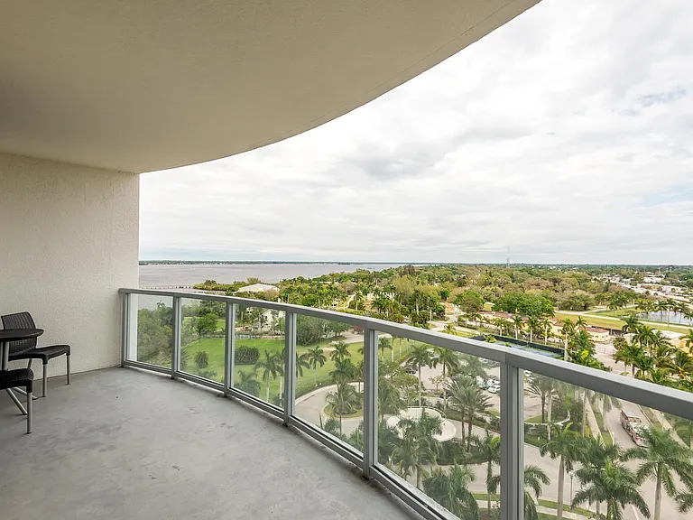 3001 Oasis Grand Blvd — Photo 25