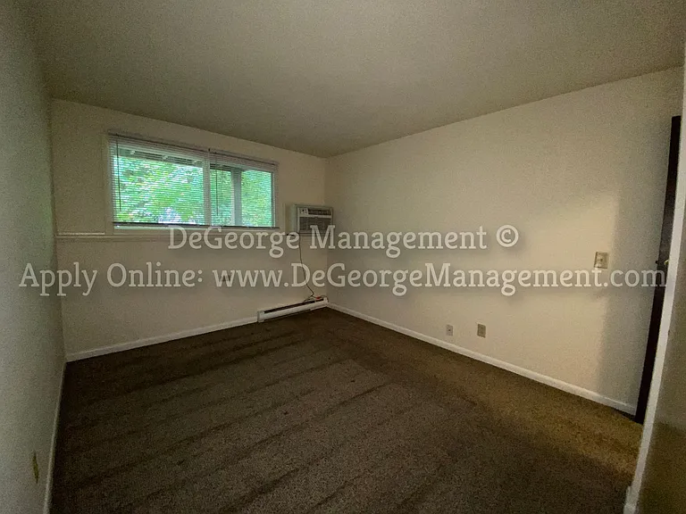 Woodside Court Apartments — Photo 33