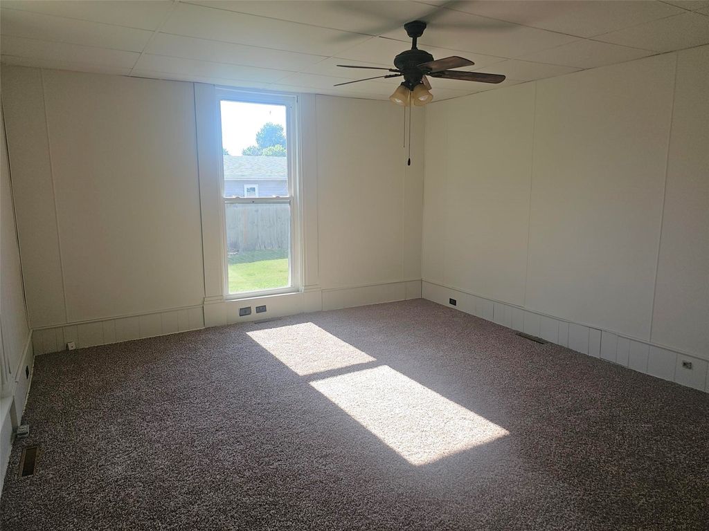 1105 E 5th St, Vinton, IA - More