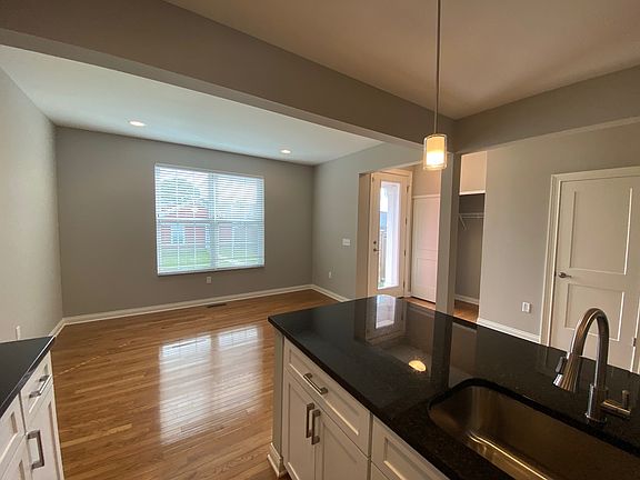5th image of 407 E Deshler Ave