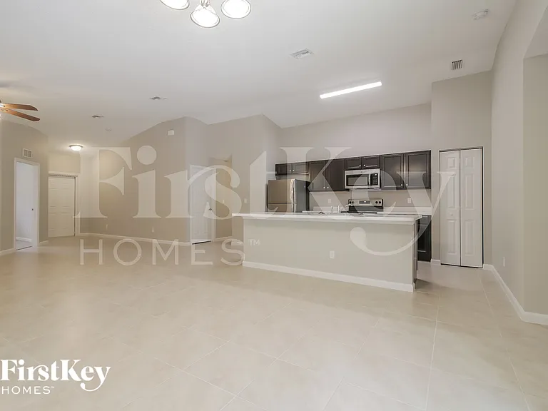 1099 Braddock Ave SE — Photo 4