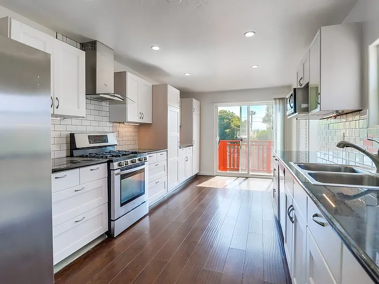 843 Georgia St — Photo 17