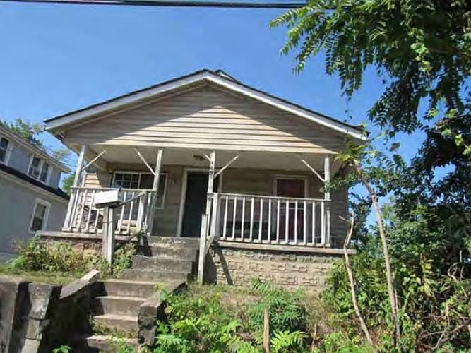 1st image of 301 Lakeside Dr
