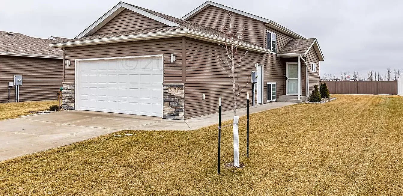 3 bed, 1737 sqft, $2,100 — Photo 1