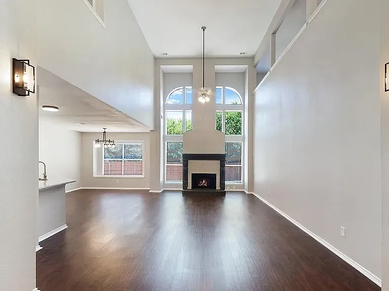 5 bed, 3959 sqft, $3,995 — Photo 2