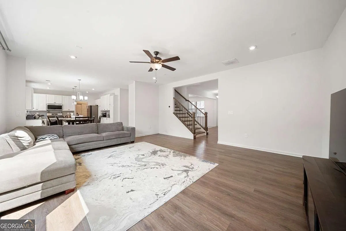 5 bed, 3.0 bath, 2960 sqft, $3,200 — Photo 3