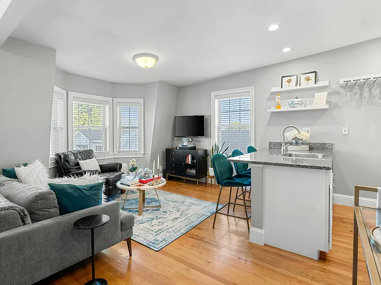 7 Brewster St #3 — Photo 2