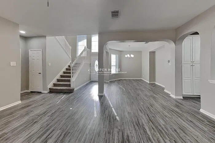 4 bed, 2.5 bath, 2708 sqft, $2,540 — Photo 3
