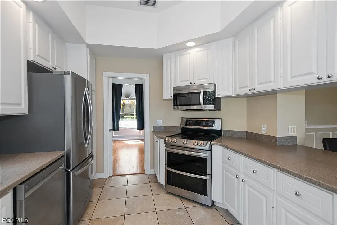 4 bed, 1983 sqft, $3,050 — Photo 3