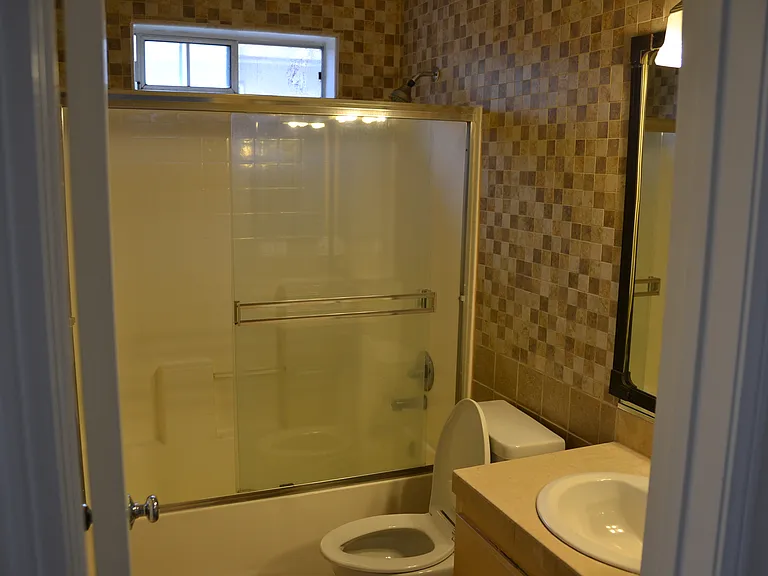 813 Van Ness Ave #D — Photo 15