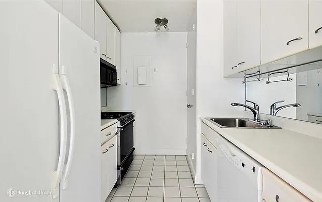 Rented by Douglas Elliman | media 21