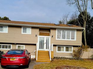 313 Plymouth St, Dix Hills, NY 11746