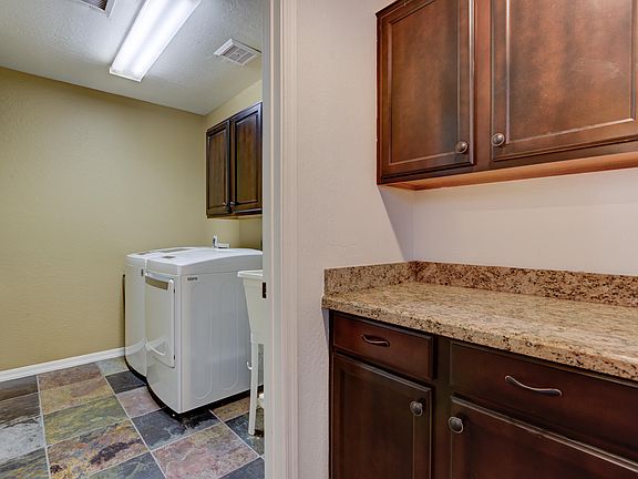 5th image of 822 E Goldenrod St