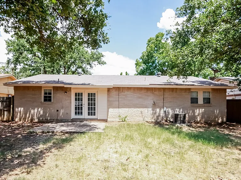1050 Brownwood Dr — Photo 14