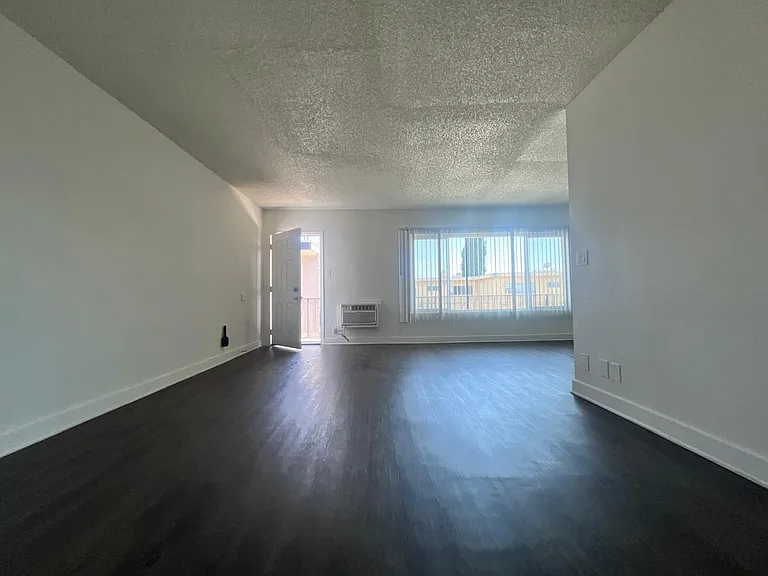 9016 Orion Ave #B17 — Photo 1