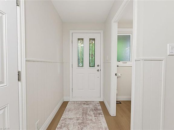 3rd image of 32 Silvervine Dr
