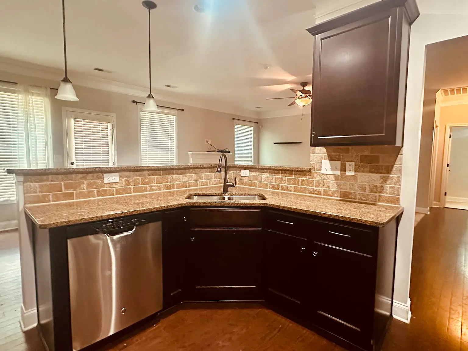 5 bed, 3244 sqft, $3,300 — Photo 4