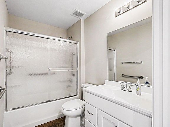 5th image of 736 Yorkshire Dr