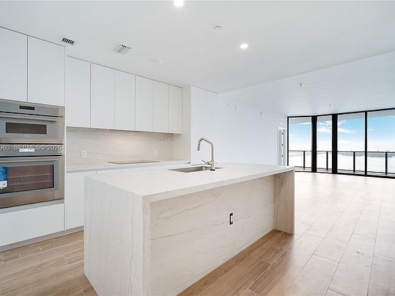 5th image of 700 NE 24th St #4203