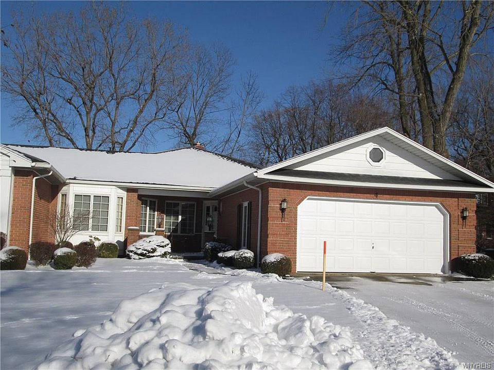 1st image of 4 Hampton Hill Dr