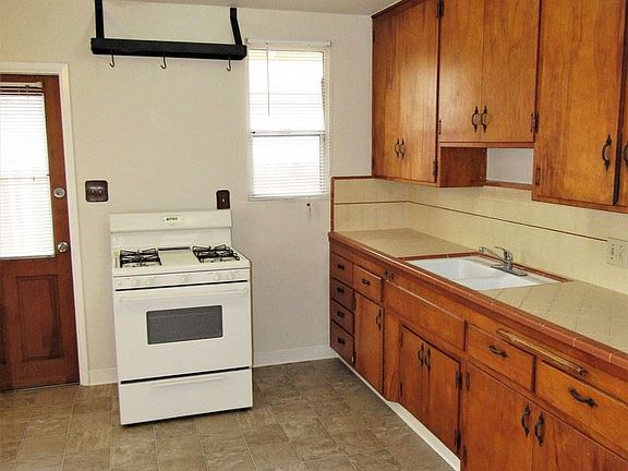 4th image of 430 E La Veta Ave