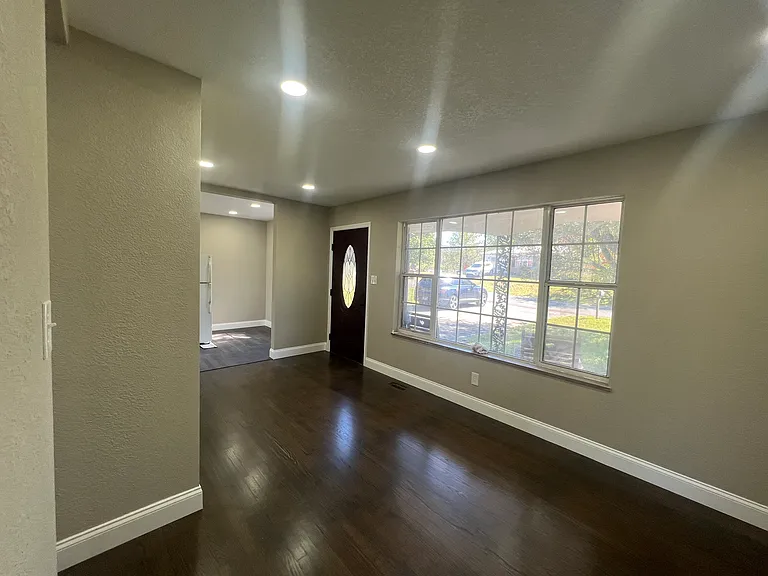 221 Campbell Dr — Photo 2