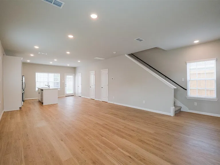 6434 New York St — Photo 4
