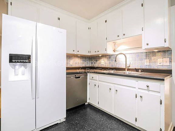 3rd image of 916 Tanglewood Dr