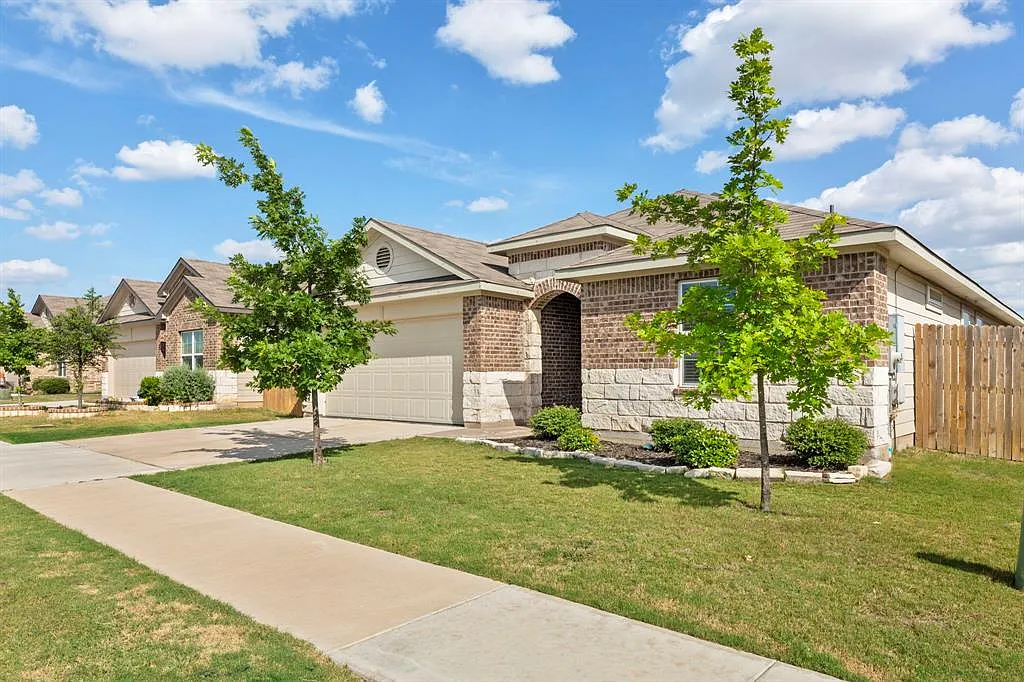 4 bed, 2118 sqft, $2,095 — Photo 2