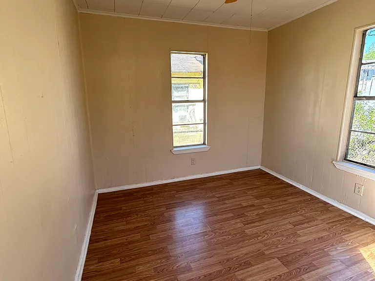 906 E Lee Ave — Photo 6